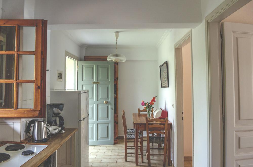 Aronda Apartments Дассия Экстерьер фото